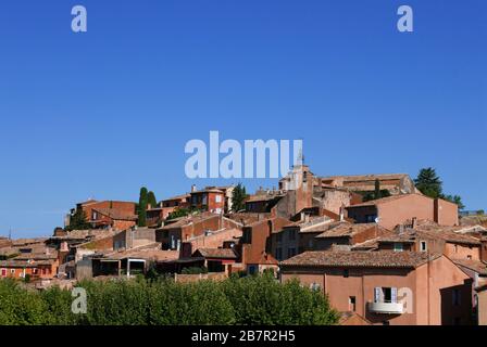 Dorf vaucluse, roussillon und bonnieux zwischen Weinberg und Dorf, Frankreich Stockfoto