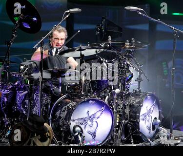 Schlagzeuger Tico Torres tritt mit Jon Bon Jovi, David Bryan, Richie Sambora und dem Rest der Band im BB&T Center in Sunrise, Florida auf. Stockfoto