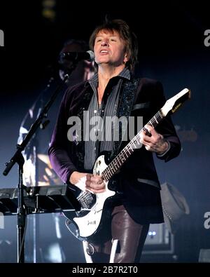 Richie Sambora tritt mit Jon Bon Jovi, David Bryan, Tico Torres und dem Rest der Band im BB&T Center in Sunrise, Florida auf. Stockfoto