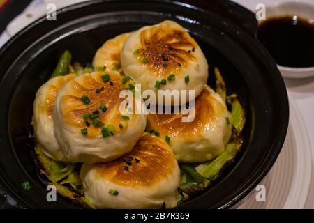 Beliebte gebratene Brötchen, Shengjianbao, in Shanghai, China Stockfoto