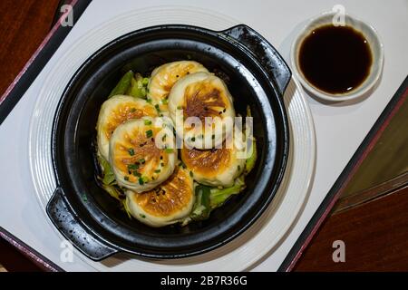 Beliebte gebratene Brötchen, Shengjianbao, in Shanghai, China Stockfoto