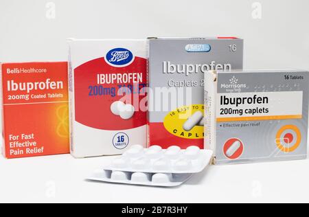 London/Großbritannien - 17. März 2020 - Supermarktmarken von Ibuprofen entzündungshemmenden Medikamentenboxen und Packungen von Tabletten auf weißem Hintergrund. Stockfoto