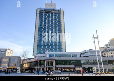 Istanbul, Türkei - 2. März 2020: Gesamtansicht des Hotels Marmara. Das Gebäude ist ein Luxushotel am Taksim Platz. Stockfoto