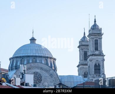 Die Hagia Triada (Heilige Dreifaltigkeit) (Türkisch: Aya Triada Rum Ortodoks Kilisesi) ist eine griechisch-orthodoxe Kirche in Istanbul, Türkei. Die Kirche befindet sich in der Nähe Stockfoto