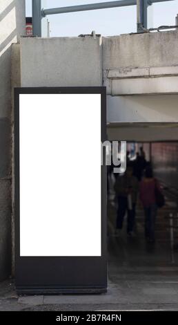 Leeres Werbeschild. Auf der linken Seite befindet sich eine Unterführung. Stockfoto
