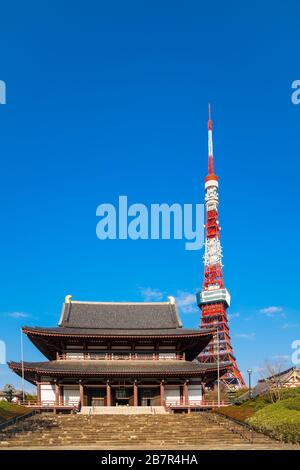 Zojoji-Tempel und Tokyo Turm mit blauem Himmel Stockfoto