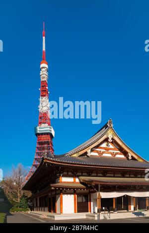 Zojoji-Tempel und Tokyo Turm mit blauem Himmel Stockfoto
