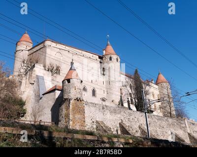 Rückblick auf die Burg Grandson, eine der besterhaltenen mittelalterlichen Festungen der Schweiz gegen den blauen Himmel. Stockfoto