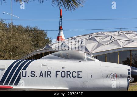 Hampton, VA/USA-März 1.2020: US-Luftwaffenplan im Air Power Park vor dem Hauptgebäude ausgestellt. Stockfoto