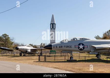 Hampton, VA/USA-1. März 2020: Eine alte Anzeige eines frisch lackierten F-89J Scorpion Flugzeugs, einer Jupiter Rakete und eines F-101F Voodoo Kampfjet. Stockfoto