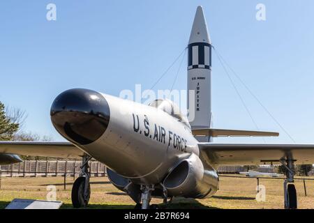 Hampton, VA/USA-1. März 2020: Ein alter F-89J Scorpion und eine Jupiter-Rakete mit frischer Farbe im Air Power Park, einer Attraktion in der Nähe von Langley Stockfoto