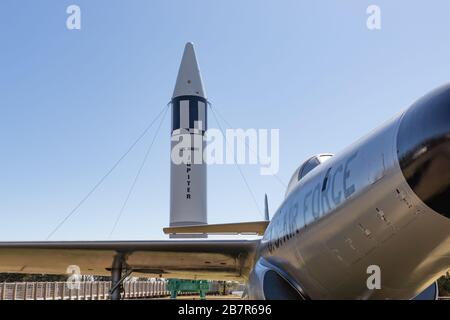 Hampton, VA/USA-1. März 2020: Ein alter F-89J Scorpion und eine Jupiter-Rakete mit frischer Farbe im Air Power Park, einer Attraktion in der Nähe von Langley Stockfoto