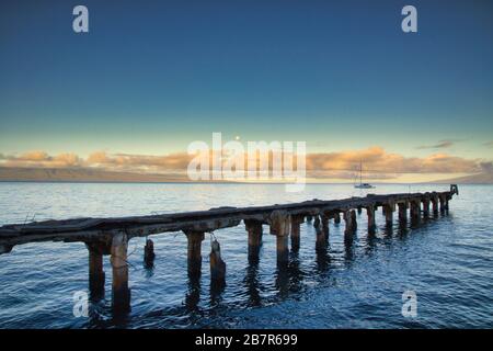 Blick auf Lanai vom Mala Pier in Lahaina auf Maui bei Sonnenaufgang. Stockfoto