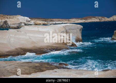 Die schönen vulkanischen Formationen von Sarakiniko. Insel Milos, Kykladen.Griechenland Stockfoto