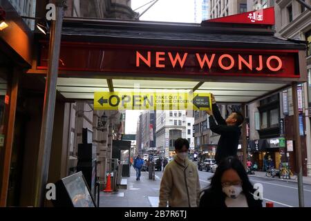 New York, NY, 17. März 2020. Eine Person hängt ein Schild, um die Aufmerksamkeit auf ihr Restaurant in Manhattan zu lenken, das für Mitnahmemanege und Online-Bestellungen offen ist, nachdem ein Katastrophennotstand wegen der Coronavirus-Covid-19-Pandemie ausgerufen wurde. Die Erklärung beschränkt Bars, Restaurants und Cafés auf das Angebot von Mahlzeiten zum Mitnehmen und Lieferung. Quelle: Robert K. Chin. Stockfoto