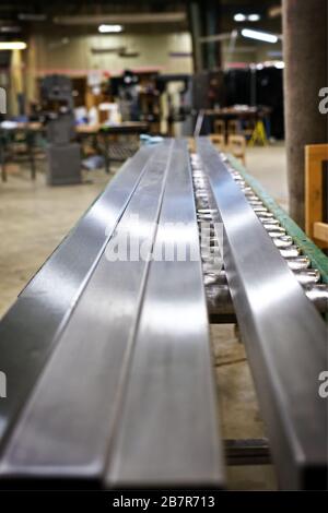 Vierkantröhrchen aus Edelstahl vor dem Schneiden und Schweißen in einen Rahmen zur Aufnahme von Absaugvorrichtungen zur Herstellung von Hanföl. Stockfoto