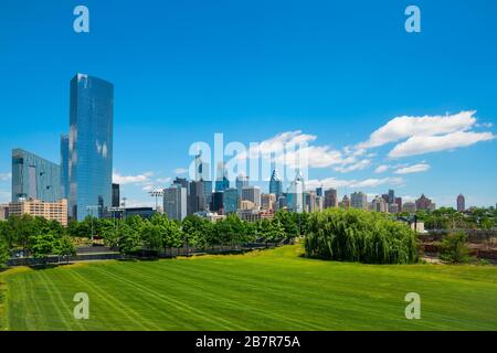 Skyline der Innenstadt von Philadelphia mit blauem Himmel und weißer Wolke Stockfoto