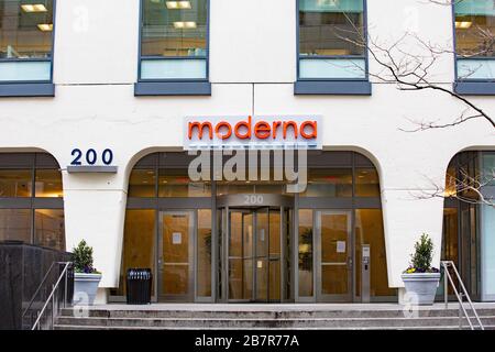 März 2020, Moderna Therapeutics, Cambridge, Massachusetts, USA: Exterieur of Moderna Therapeutics in Cambridge, Massachusetts USA. Moderna Therapeutics gab bekannt, dass sie den ersten Patienten in einer Phase-I-Studie dosiert hat und seinen mRNA-basierten Impfstoffkandidaten mRNA-1273 gegen das neuartige Coronavirus (SARS-COV-2) auswertet. Stockfoto