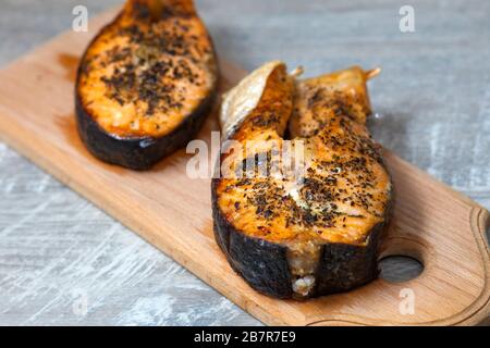 Steaks für Ofenlachs. Zwei rote Scheiben roter Fisch mit Gewürzen. Zu Hause gekochter Fisch zum Abendessen Stockfoto