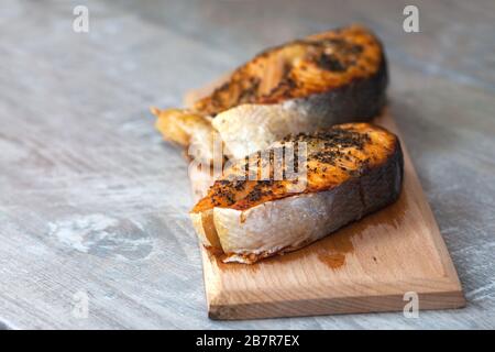 Steaks für Ofenlachs. Zwei rote Scheiben roter Fisch mit Gewürzen. Zu Hause gekochter Fisch zum Abendessen Stockfoto