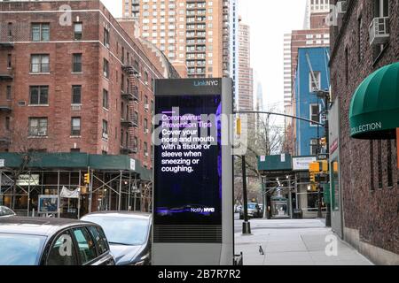 LinkNYC Straßenschild über das Coronavirus. Stockfoto