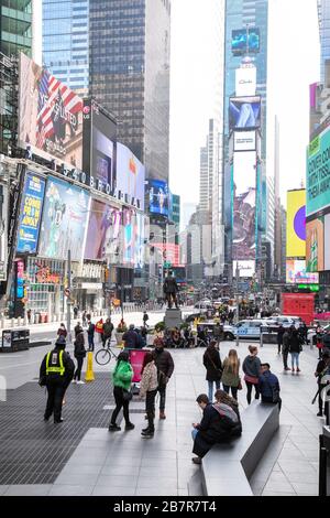 Time Square ein wenig ruhig für einen Wochentag Nachmittag wegen Corona-Virus. Stockfoto