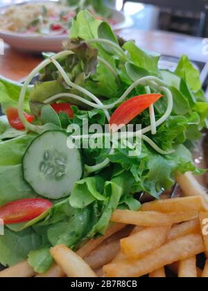 Der vegetarische Salat mit Arugula, Orangen und Grapefruit Stockfoto