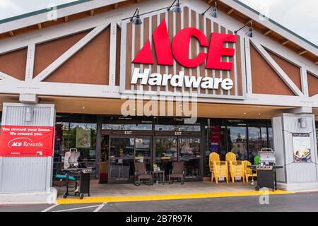 März 2020 Mountain View/CA/USA - Ace Hardware Store in San Francisco Bay Area; ACE Hardware ist die weltweit größte Hardware-Einzelhandelsgenossenschaft Stockfoto