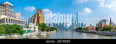 Panoramablick auf die Skyline von Shanghai am Fluss Suzhou, China Stockfoto