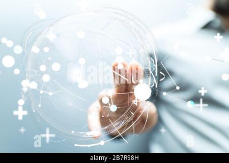 Nahaufnahme einer Person, die die virtuelle Projektion von präsentiert Soziale Netzwerke Stockfoto