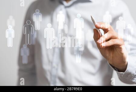 Nahaufnahme einer Person, die die virtuelle Projektion von präsentiert Soziale Netzwerke Stockfoto