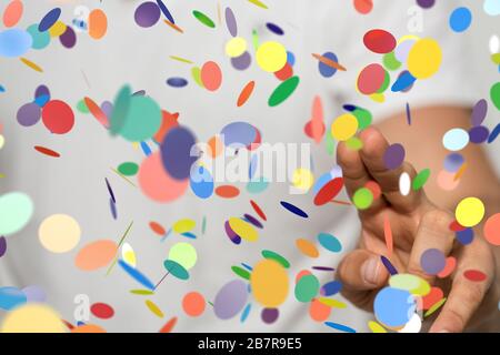 Nahaufnahme einer Person, die die virtuelle Projektion von präsentiert Bunte Konfetti Stockfoto