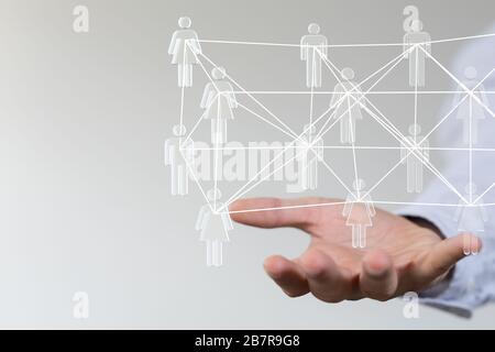 Nahaufnahme einer Person, die die virtuelle Projektion von präsentiert Soziale Netzwerke Stockfoto