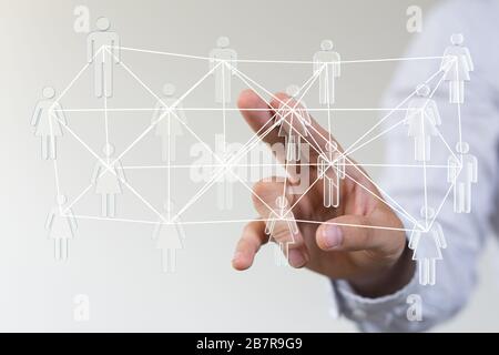 Nahaufnahme einer Person, die die virtuelle Projektion von präsentiert Soziale Netzwerke Stockfoto