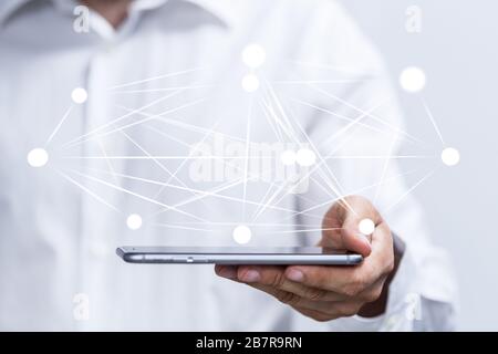 Nahaufnahme einer Person, die die virtuelle Projektion von präsentiert Datentechnologie Stockfoto