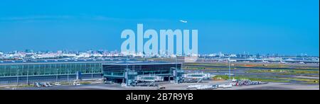 Panoramablick auf den Flughafen Tokio-Hadeda mit einem Flugzeug, das nach Japan abfliegt Stockfoto