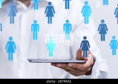 Nahaufnahme einer Person, die die virtuelle Projektion von präsentiert Soziale Netzwerke Stockfoto