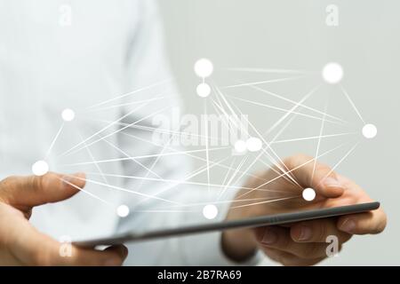 Nahaufnahme einer Person, die die virtuelle Projektion von präsentiert Datentechnologie Stockfoto
