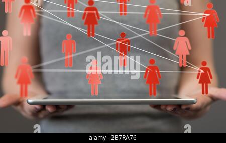 Nahaufnahme einer Person, die die virtuelle Projektion von präsentiert Soziale Netzwerke Stockfoto