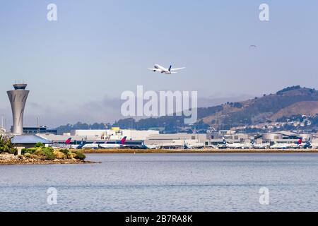 August 2019 San Francisco/CA/USA - San Francisco International Airport (SFO) am Ufer der San Francisco Bay; auf dem t stationierte Flugzeuge Stockfoto