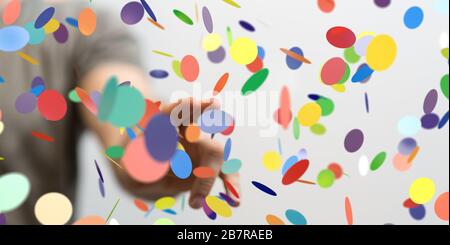 Nahaufnahme einer Person, die die virtuelle Projektion von präsentiert Bunte Konfetti Stockfoto