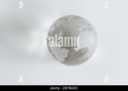 Nahaufnahme einer Person, die die virtuelle Projektion von präsentiert Globales Netzwerk Stockfoto