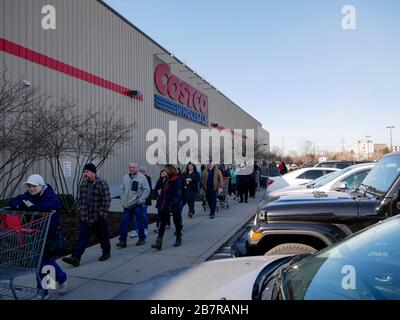 Melrose Park, Illinois, USA. März 2020. Käufer finden sich kurz nach der Eröffnung des CoVID-19-Pandemie außerhalb eines Costco-Lagerhauses. Der Laden war bereits aus toilettenpapier, Flüssigseife und Händededesinfektionsmittel. Stockfoto