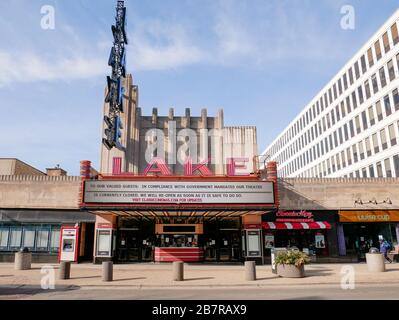 Oak Park, Illinois, USA. März 2020. Das Lake Theatre in der Innenstadt dieses Chicagoer Vororts ist auf Regierungsbeschluss geschlossen, bis die COVID-19-Krise vorüber ist. Gouverneur JB Pritzker ordnete die Schließung von Theatern und Bars an, wobei Restaurants nur für den Car-Out- oder Curbside Service geöffnet sind. Stockfoto