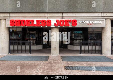 Toronto, Kanada. März 2020. Restaurants in Toronto sollen schließen oder nur einen Ausnahverkehr anbieten, um die Verbreitung von COVID-19 zu verlangsamen. Im Bild ist das Restaurant eines Sholess Joe geschlossen. Dominic Chan/EXimages Stockfoto