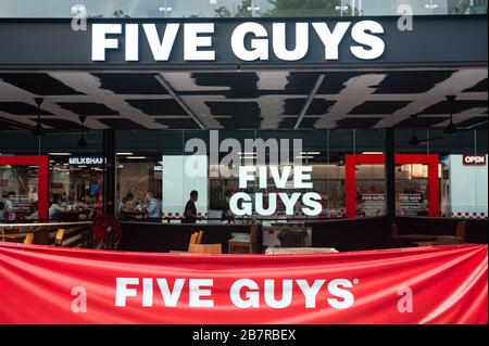 12.03.2020, Singapur, Republik Singapur, Asien - Blick auf die erste Verkaufsstelle der Fast-Food-Kette "Five Guys" im Einkaufszentrum Plaza Singapura. Stockfoto