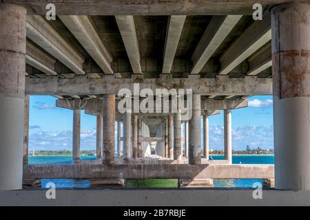 Ein Blick von unterhalb einer Betonbrücke in Florida Stockfoto