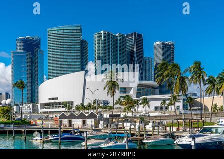 Downtown Miami mit hohen Anstiegen und blauem Himmel, USA Stockfoto