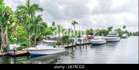 Häuser am Wasser mit Dock und Yacht Stockfoto