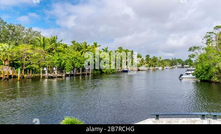 Häuser am Wasser mit Dock und Yacht in Fort Lauderdale, Florida Stockfoto